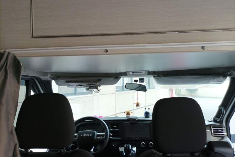 Used JMC Fushun 2023 2.0T Automatic Mid-Range High-Roof Commercial Multi-Purpose Passenger Vehicle with 6 Seats Headliner