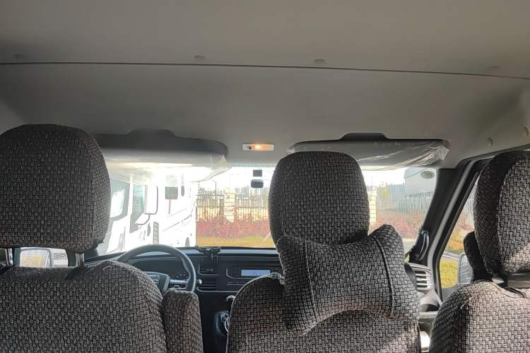 Used JMC Fushun 2023 2.0T Manual Short-Wheelbase Low-Roof Commercial Multi-Purpose Passenger Vehicle 6 Seats with Dual-Opening Tailgate Headliner