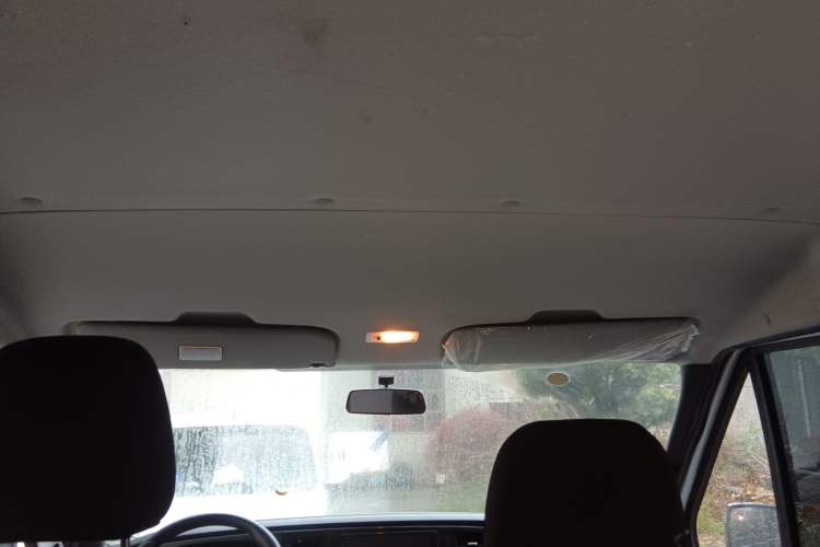 Used JMC Fushun 2023 2.0T Automatic Short-Wheelbase Low-Roof Commercial Van 2/3 Seats with Dual-Opening Tailgate Headliner