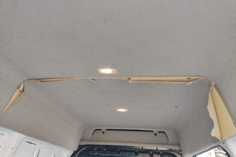 Used JMC Fushun 2023 2.0T Manual Short-Wheelbase Mid-Roof Commercial Van Transporter 2/3 Seats Headliner