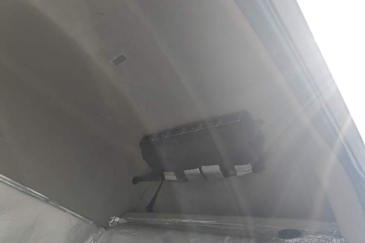 Used JMC Fushun 2023 2.0T Automatic Long-Wheelbase Mid-to-High Roof Commercial Van-Type Transport Vehicle – 2/3 Seats Headliner