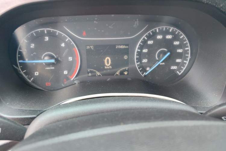 Used JMC Fushun 2023 2.0T Manual Mid-Drive Mid-Roof Commercial Van Transporter 2/3 Seats Instrument Cluster