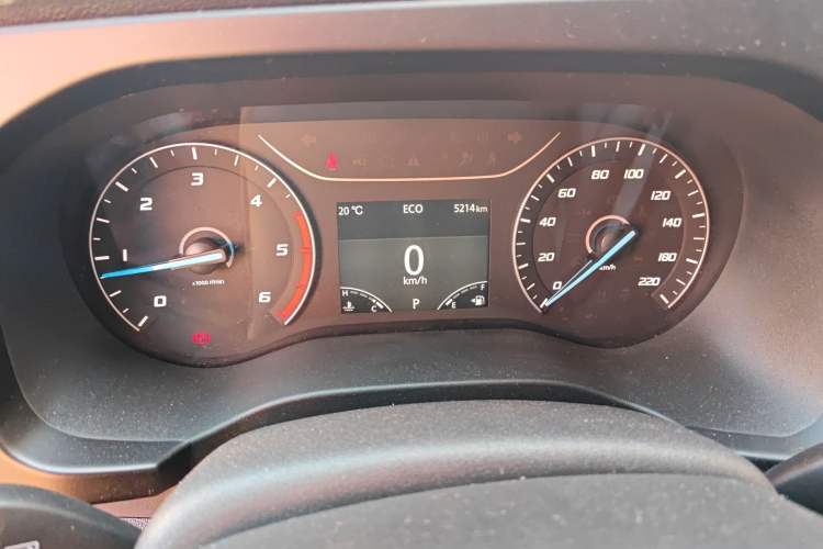 Used JMC Fushun 2023 2.0T Automatic Short-Wheelbase Low-Roof Commercial Van 2/3 Seats with Dual-Opening Tailgate Instrument Cluster
