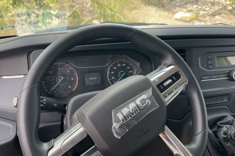 Used JMC Fushun 2023 2.0T Manual Short-Wheelbase Low-Roof Commercial Van 2/3 Seats with Lift-Up Tailgate Instrument Cluster