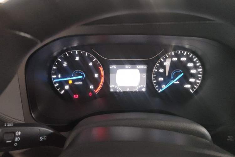Used JMC Fushun 2023 2.0T Automatic Short-Wheelbase Low-Roof Commercial & Multi-Purpose Passenger Vehicle 6-Seater with Dual-Opening Tailgate Instrument Cluster