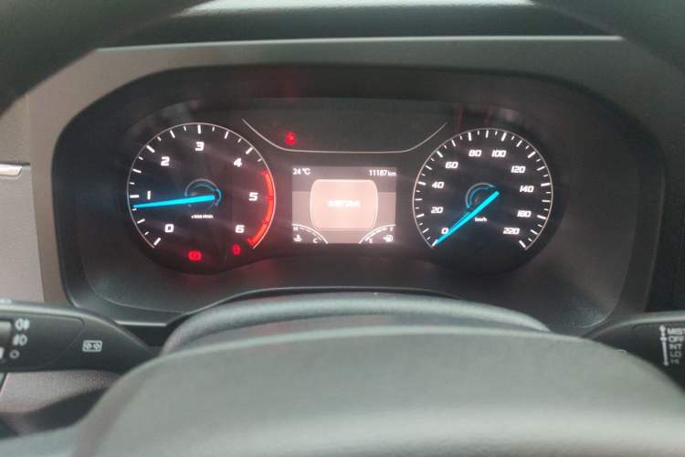 Used JMC Fushun 2023 2.0T Manual Diesel Long-Wheelbase High-Roof Business Van with Dual Rear Tires 6–9 Seats Instrument Cluster