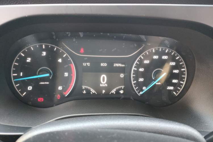 Used JMC Fushun 2023 2.0T Automatic Mid-Range High-Roof Commercial Multi-Purpose Passenger Vehicle with 6 Seats Instrument Cluster