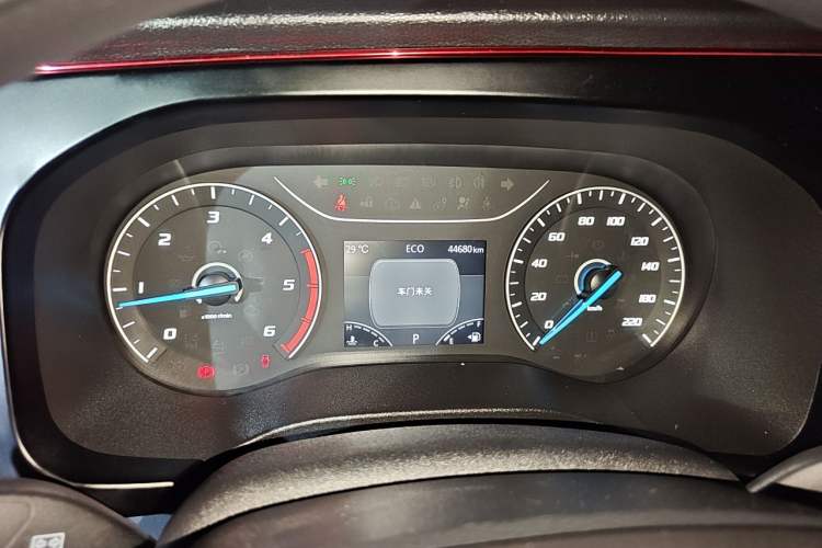 Used JMC Fushun 2023 2.0T Automatic Short-Wheelbase Low-Roof Commercial & Multi-Purpose Passenger Vehicle 6-Seater with Dual-Opening Tailgate Instrument Cluster