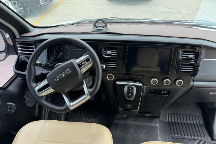 Used JMC Fushun 2023 2.0T Automatic Short-Wheelbase Low-Roof Commercial & Multi-Purpose Passenger Vehicle 6 Seats with Lift-Up Tailgate Interior 1