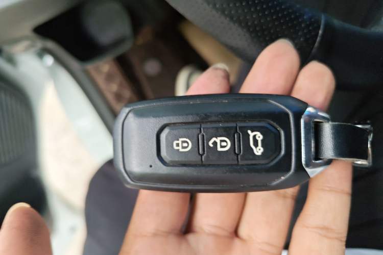 Used JMC Fushun 2023 2.0T Automatic Short-Wheelbase Mid-Top Commercial Multi-Purpose 6-Seater Passenger Vehicle Interior 1