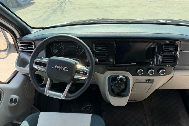 Used JMC Fushun 2023 2.0T Manual Mid-axle Mid-roof Business-Class 9-Seater (Non-Commercial) Interior 1