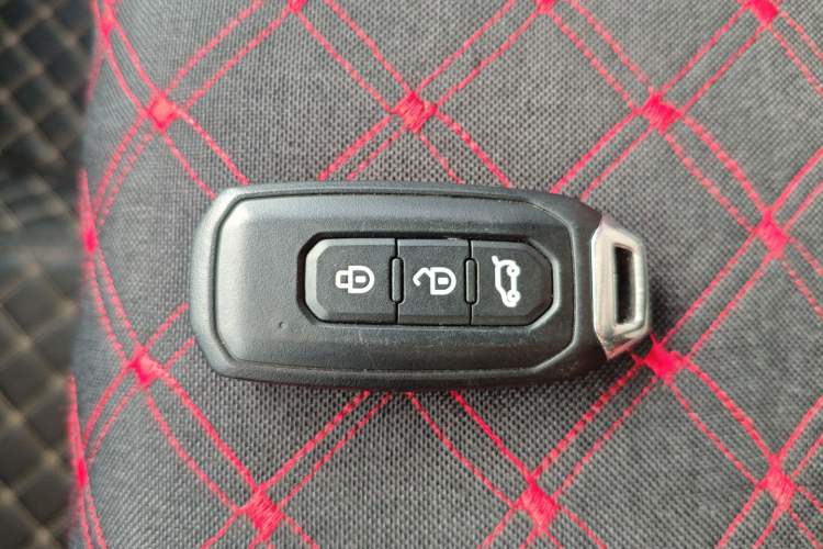 Used JMC Fushun 2023 2.0T Automatic Mid-Range High-Roof Commercial Multi-Purpose 7-Seater Passenger Vehicle Interior 1