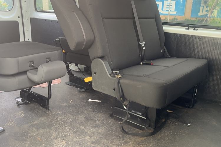 Used JMC Fushun 2023 2.0T Manual Diesel Long-Wheelbase High-Roof Business Van with Dual Rear Tires 6–9 Seats Interior 1