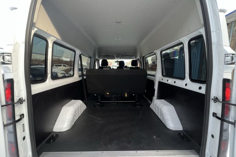 Used JMC Fushun 2023 2.0T Automatic Short-Wheelbase Mid-Top Commercial Multi-Purpose 6-Seater Passenger Vehicle Interior 2