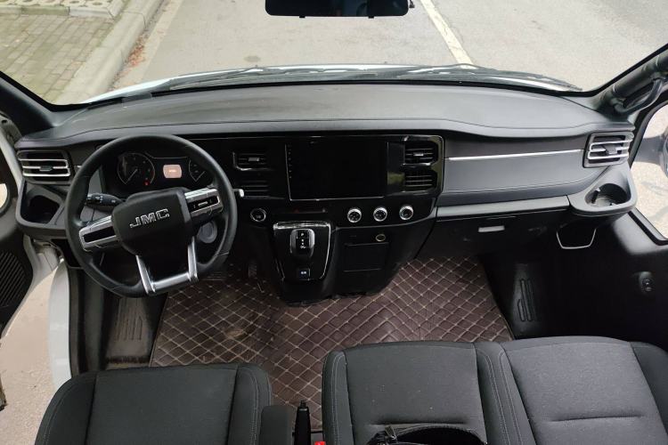 Used JMC Fushun 2023 2.0T Automatic Mid-Range High-Roof Commercial Multi-Purpose 7-Seater Passenger Vehicle Interior 2