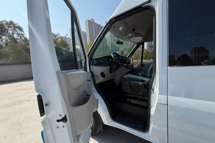 Used JMC Fushun 2023 2.0T Manual Mid-axle Mid-roof Business-Class 9-Seater (Non-Commercial) Interior 2