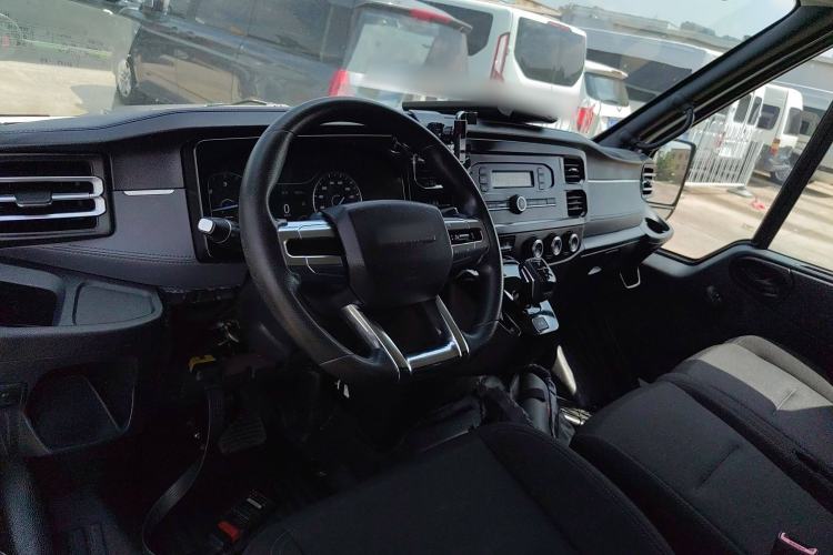 Used JMC Fushun 2023 2.0T Automatic Short-Wheelbase Low-Roof Commercial Van 2/3 Seats with Dual-Opening Tailgate Interior 2