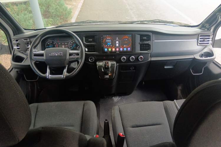 Used JMC Fushun 2023 2.0T Automatic Short-Wheelbase Low-Roof Commercial & Multi-Purpose Passenger Vehicle 6-Seater with Dual-Opening Tailgate Interior 2