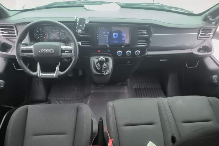 Used JMC Fushun 2023 2.0T Manual Short-Wheelbase Mid-Height Commercial Multi-Purpose 5-Seater Passenger Vehicle Interior 2