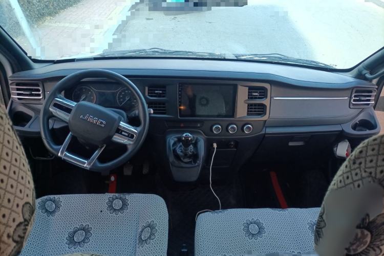 Used JMC Fushun 2023 2.0T Manual Short-Wheelbase Mid-Top Commercial Multi-Purpose 6-Seater Passenger Vehicle Interior 2