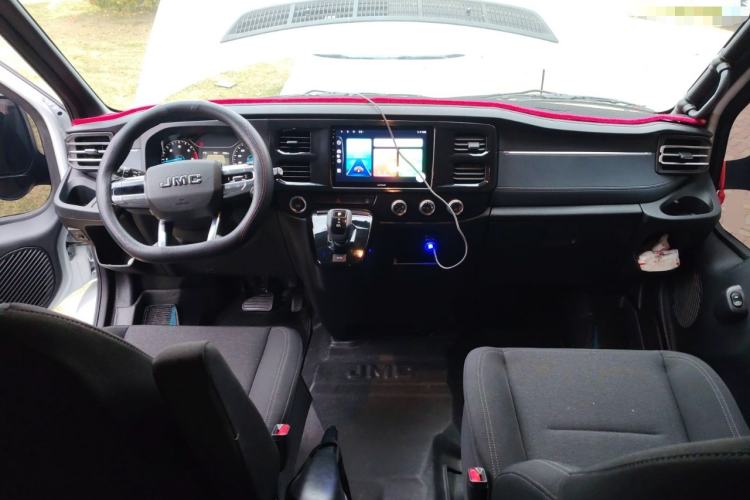 Used JMC Fushun 2023 2.0T Automatic Mid-Range Mid-Roof Commercial Multi-Purpose 6-Seater Passenger Vehicle Interior 2
