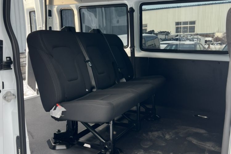 Used JMC Fushun 2023 2.0T Automatic Short-Wheelbase Mid-Top Commercial Multi-Purpose 6-Seater Passenger Vehicle Interior 3