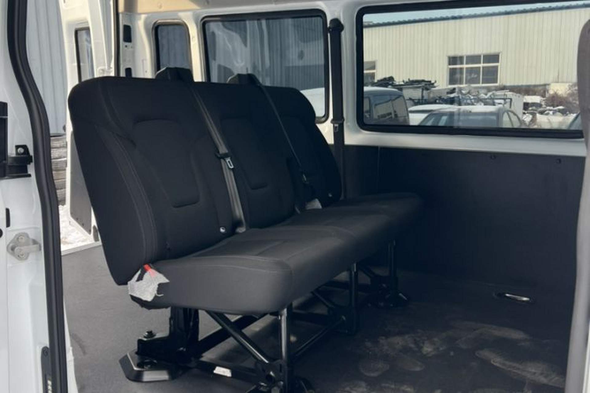 Used JMC Fushun 2023 2.0T Automatic Short-Wheelbase Mid-Top Commercial Multi-Purpose 6-Seater Passenger Vehicle Interior 3