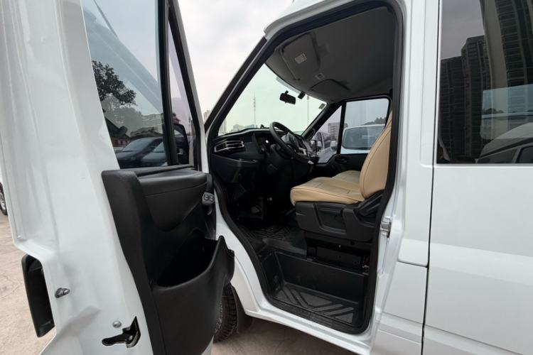 Used JMC Fushun 2023 2.0T Automatic Short-Wheelbase Low-Roof Commercial & Multi-Purpose Passenger Vehicle 6 Seats with Lift-Up Tailgate Interior 3