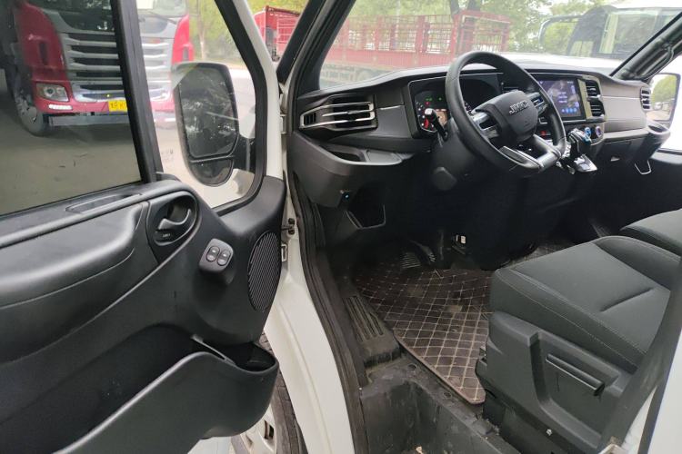Used JMC Fushun 2023 2.0T Automatic Mid-Range High-Roof Commercial Multi-Purpose 7-Seater Passenger Vehicle Interior 3