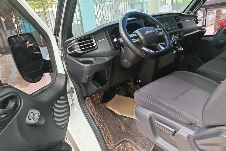 Used JMC Fushun 2023 2.0T Automatic Short-Wheelbase Mid-Top Commercial Multi-Purpose 6-Seater Passenger Vehicle Interior 3