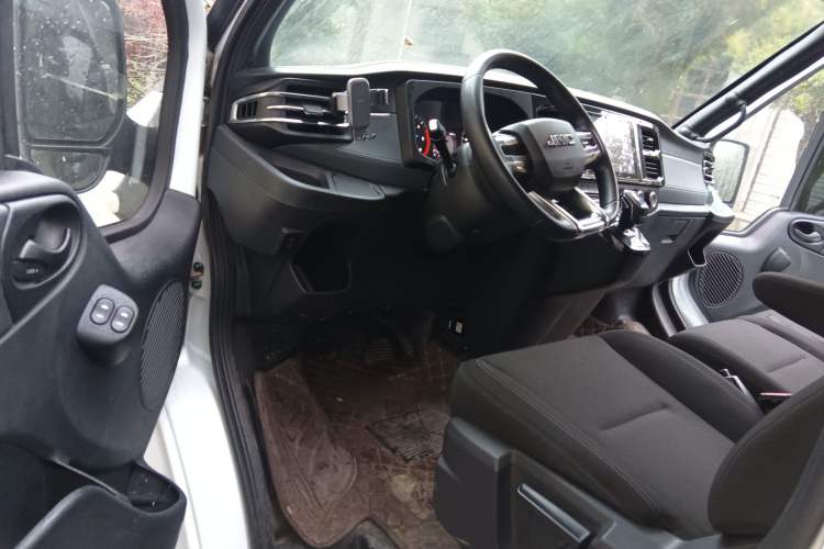 Used JMC Fushun 2023 2.0T Automatic Short-Wheelbase Low-Roof Commercial Van 2/3 Seats with Dual-Opening Tailgate Interior 3