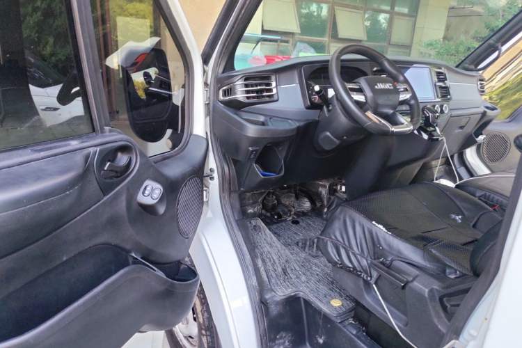 Used JMC Fushun 2023 2.0T Automatic Short-Wheelbase Low-Roof Commercial Van 2/3 Seats with Dual-Opening Tailgate Interior 3