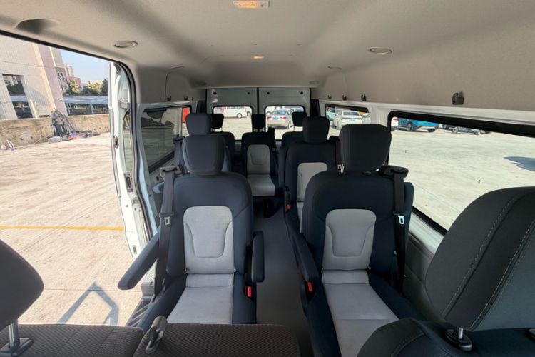 Used JMC Fushun 2023 2.0T Manual Mid-axle Mid-roof Business-Class 9-Seater (Non-Commercial) Interior 3