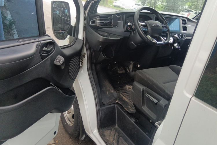 Used JMC Fushun 2023 2.0T Automatic Short-Wheelbase Low-Roof Commercial & Multi-Purpose Passenger Vehicle 6-Seater with Dual-Opening Tailgate Interior 3