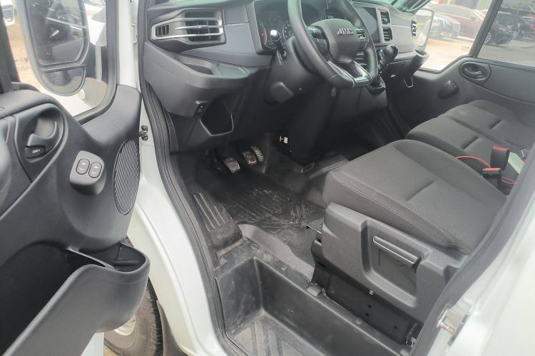 Used JMC Fushun 2023 2.0T Manual Short-Wheelbase Mid-Height Commercial Multi-Purpose 5-Seater Passenger Vehicle Interior 3