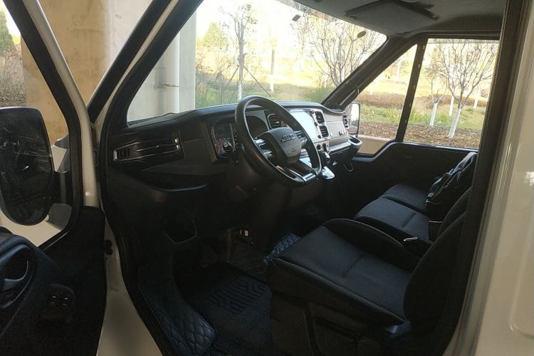 Used JMC Fushun 2023 2.0T Automatic Mid-Drive High-Roof Commercial Van Transport Vehicle with 2/3 Seats Interior 3