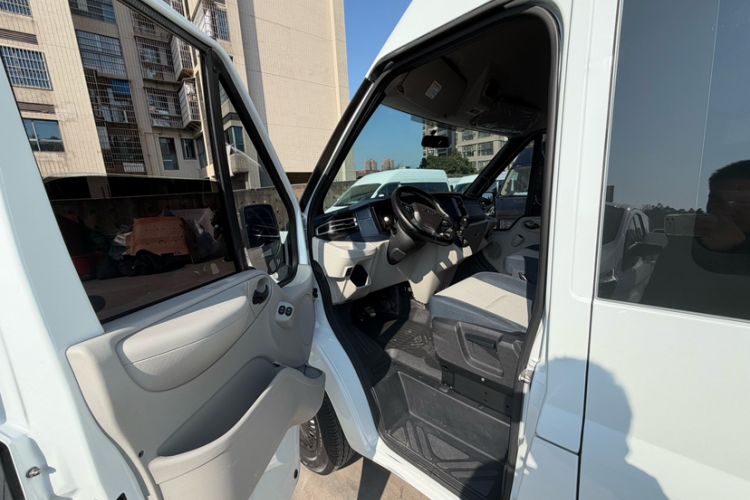 Used JMC Fushun 2023 2.0T Manual Mid-Roof Mid-Height Passenger Version Business-Class 9-Seater (Non-Commercial) Interior 3