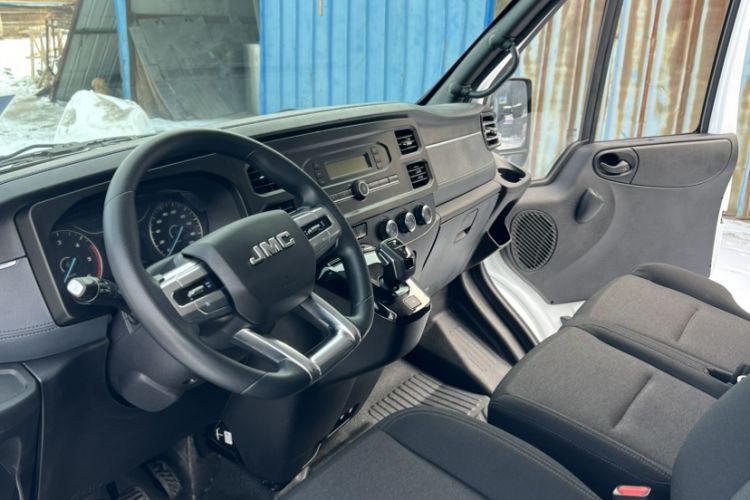 Used JMC Fushun 2023 2.0T Automatic Short-Wheelbase Mid-Top Commercial Multi-Purpose 6-Seater Passenger Vehicle Interior 4