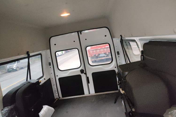 Used JMC Fushun 2023 2.0T Automatic Mid-Range High-Roof Commercial Multi-Purpose 7-Seater Passenger Vehicle Interior 4