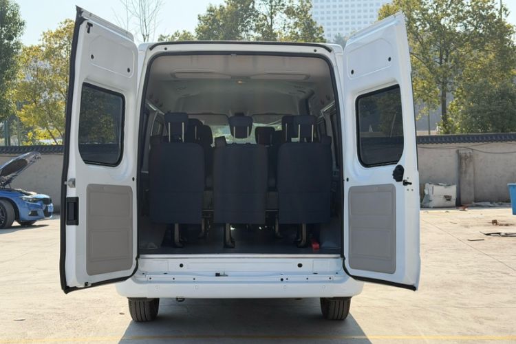 Used JMC Fushun 2023 2.0T Manual Mid-axle Mid-roof Business-Class 9-Seater (Non-Commercial) Interior 4