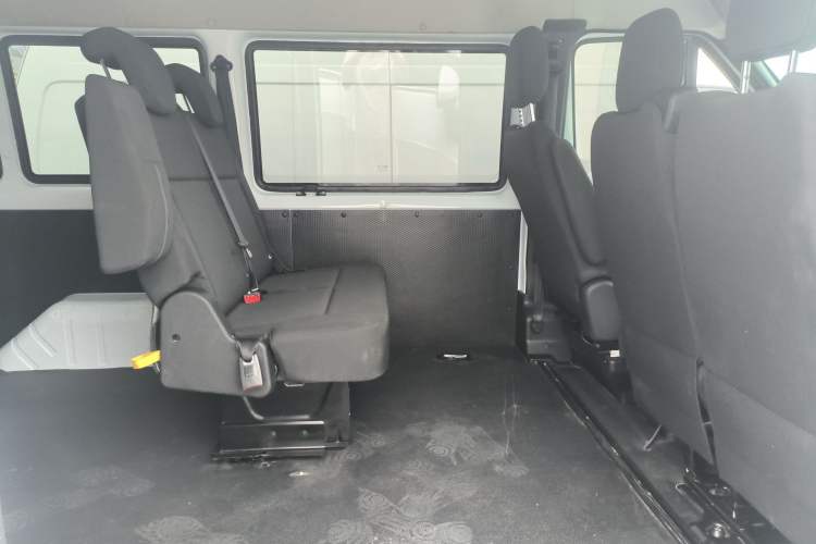 Used JMC Fushun 2023 2.0T Manual Short-Wheelbase Mid-Height Commercial Multi-Purpose 5-Seater Passenger Vehicle Interior 4