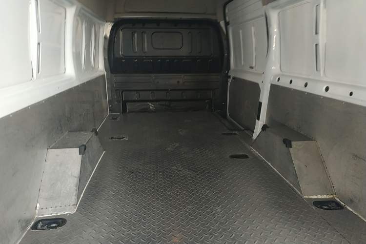 Used JMC Fushun 2023 2.0T Automatic Mid-Drive High-Roof Commercial Van Transport Vehicle with 2/3 Seats Interior 4