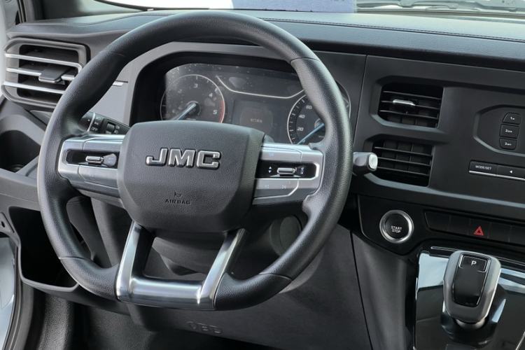 Used JMC Fushun 2023 2.0T Automatic Short-Wheelbase Mid-Top Commercial Multi-Purpose 6-Seater Passenger Vehicle Interior 5