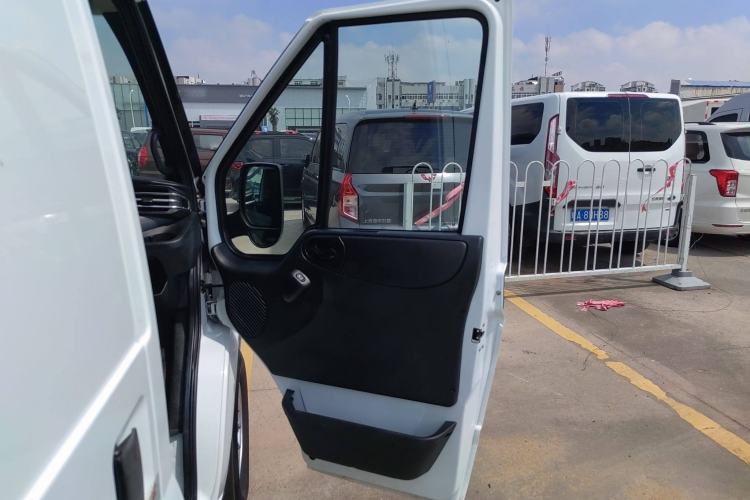 Used JMC Fushun 2023 2.0T Automatic Short-Wheelbase Low-Roof Commercial Van 2/3 Seats with Dual-Opening Tailgate Interior 5