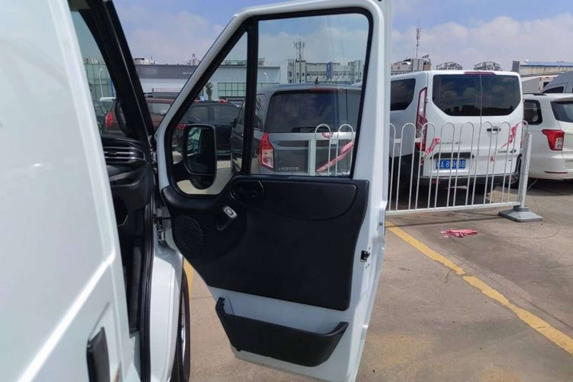 Used JMC Fushun 2023 2.0T Automatic Short-Wheelbase Low-Roof Commercial Van 2/3 Seats with Dual-Opening Tailgate Interior 5
