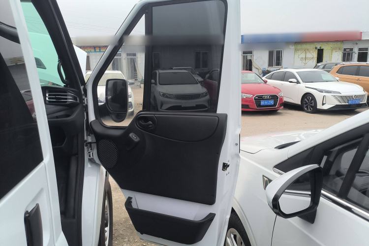 Used JMC Fushun 2023 2.0T Manual Short-Wheelbase Mid-Height Commercial Multi-Purpose 5-Seater Passenger Vehicle Interior 5