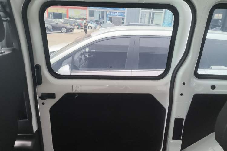 Used JMC Fushun 2023 2.0T Manual Short-Wheelbase Mid-Height Commercial Multi-Purpose 5-Seater Passenger Vehicle Interior 6