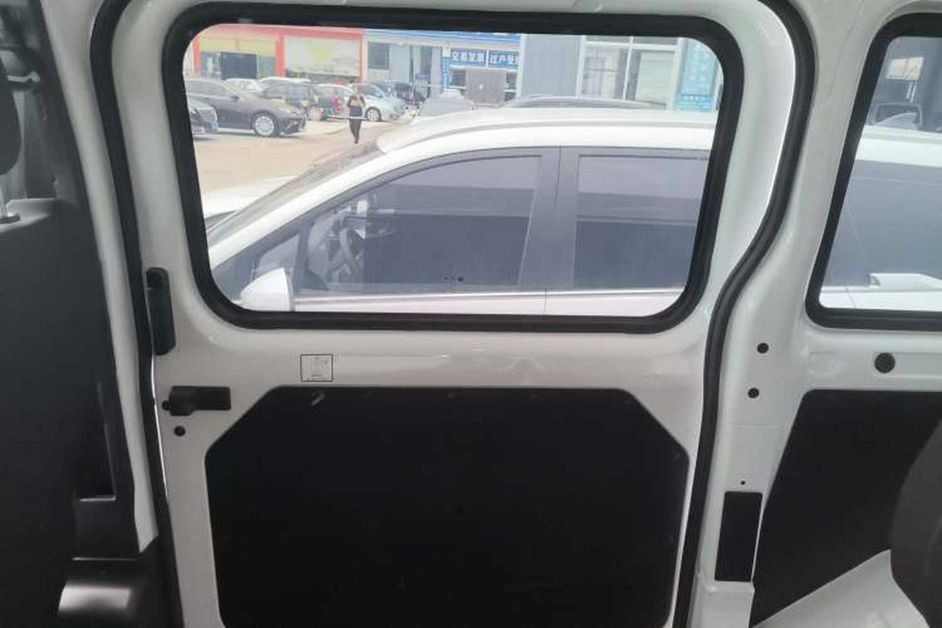 Used JMC Fushun 2023 2.0T Manual Short-Wheelbase Mid-Height Commercial Multi-Purpose 5-Seater Passenger Vehicle Interior 6