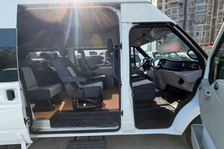 Used JMC Fushun 2023 2.0T Manual Mid-Roof Mid-Height Passenger Version Business-Class 9-Seater (Non-Commercial) Interior 6