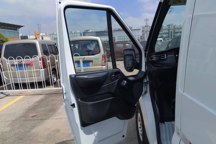 Used JMC Fushun 2023 2.0T Automatic Short-Wheelbase Low-Roof Commercial Van 2/3 Seats with Dual-Opening Tailgate Interior 7